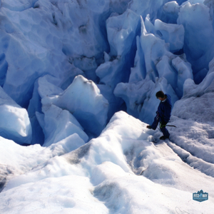 hombre realizando trekking sobre glaciar