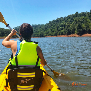 mujer en kayak