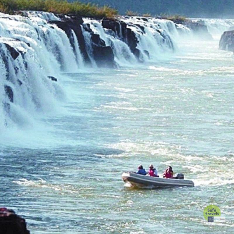 embarcación cerca de un salto de agua