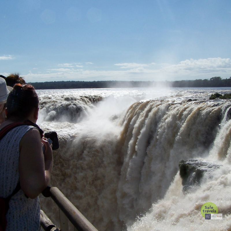mujer en pasarela iguazu