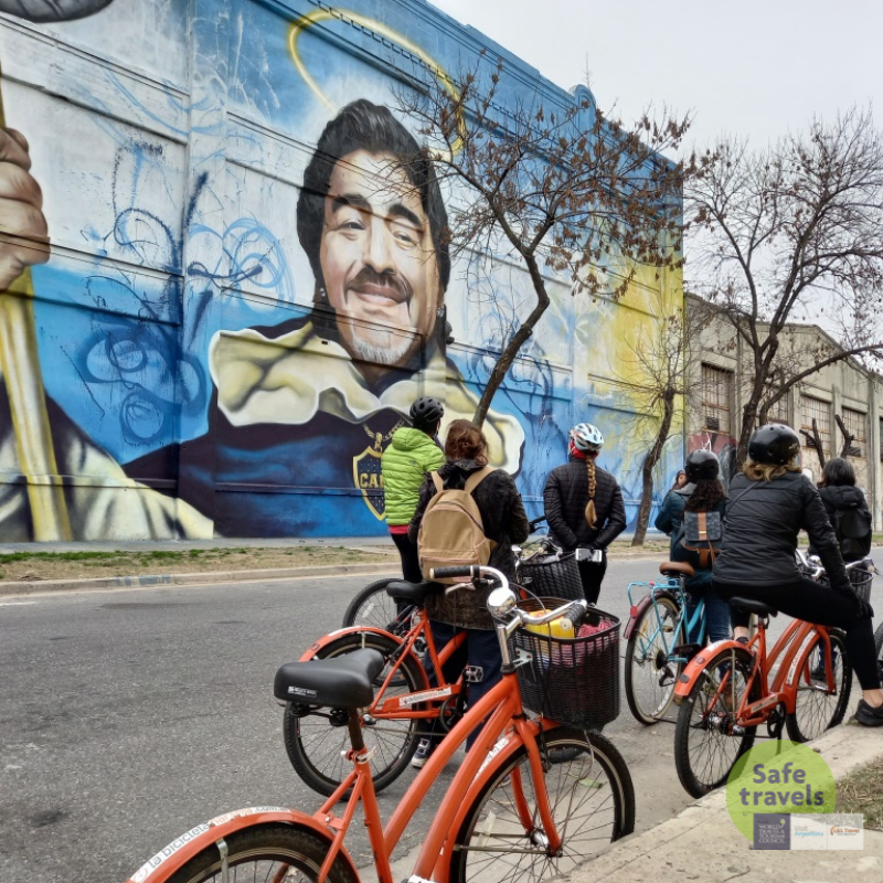 grupo observando mural de Maradona
