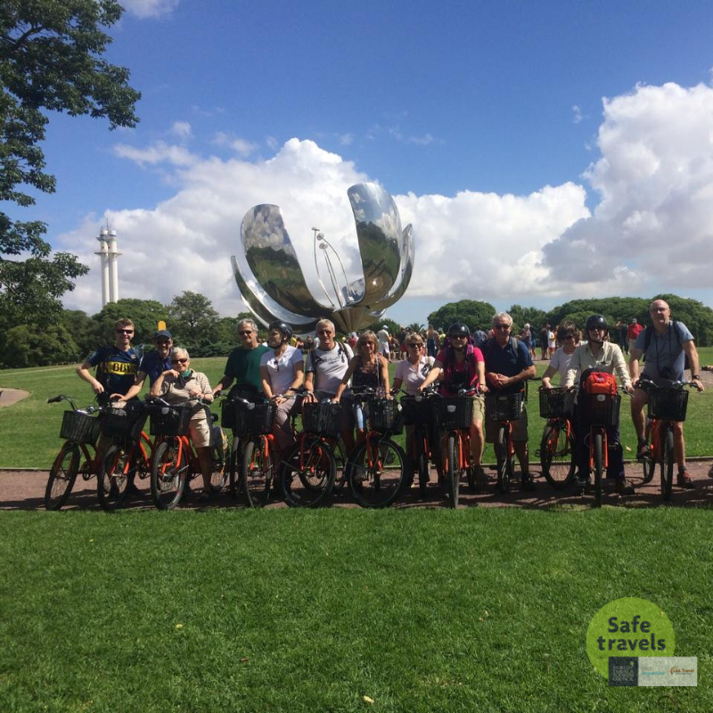 grupo de personas en Floralis generica