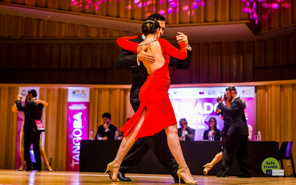 pareja bailando tango