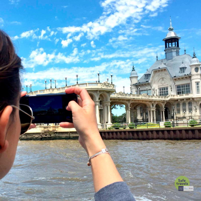 mujer sacando foto al museo de Arte de Tigre